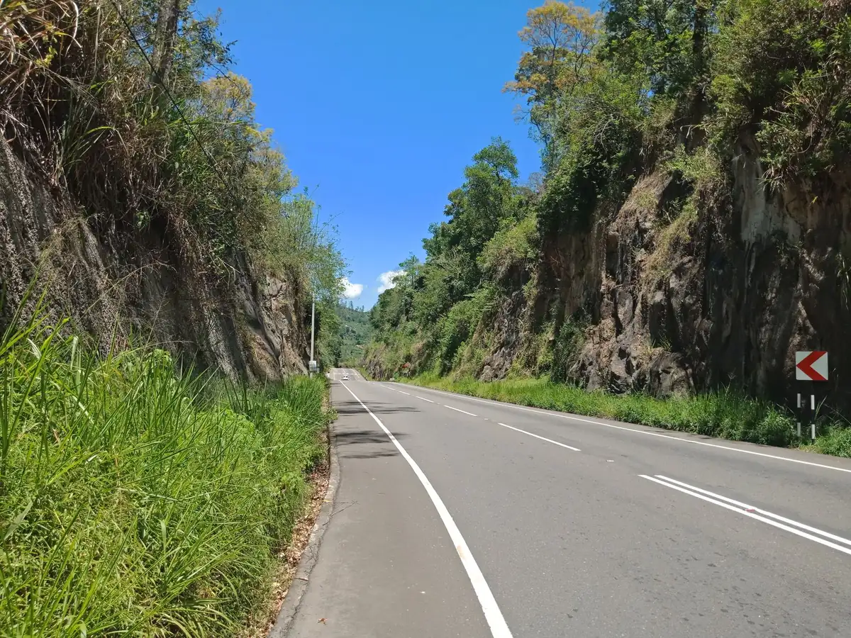 The expressway route a Sri Lanka airport transfer takes into Colombo