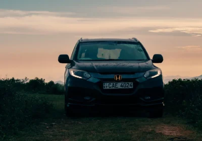 Sri Lanka private driver: a car waiting on a quiet hill country road