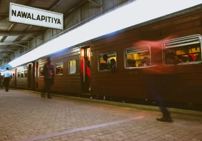 Sri Lanka train tickets: passengers boarding a reserved carriage at Nawalapitiya station